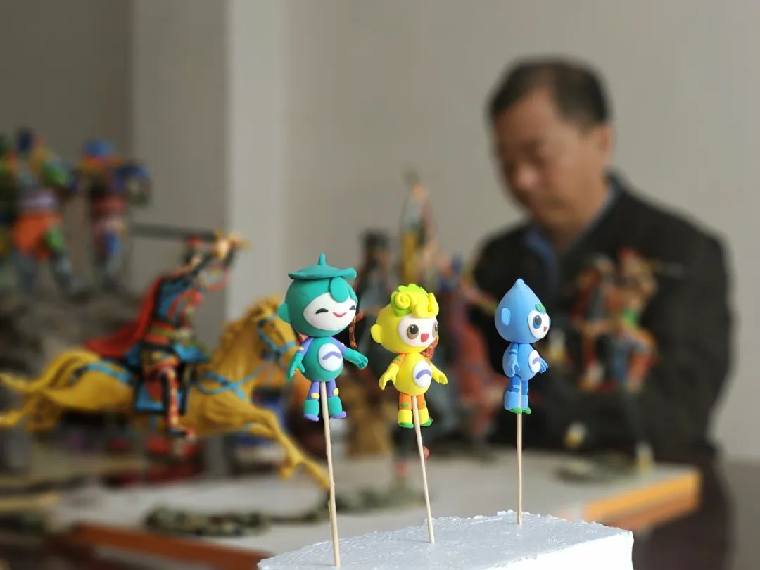 石宗光的工作室里摆放着最近制作完成的米塑作品,这三个米塑作品是