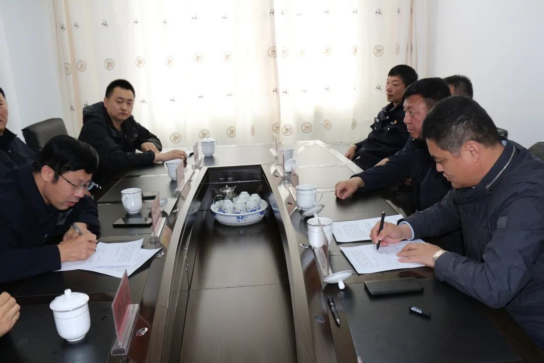 随后,孟繁星副市长等人对绰源分局的视频监控室,基层派出所等进行了实