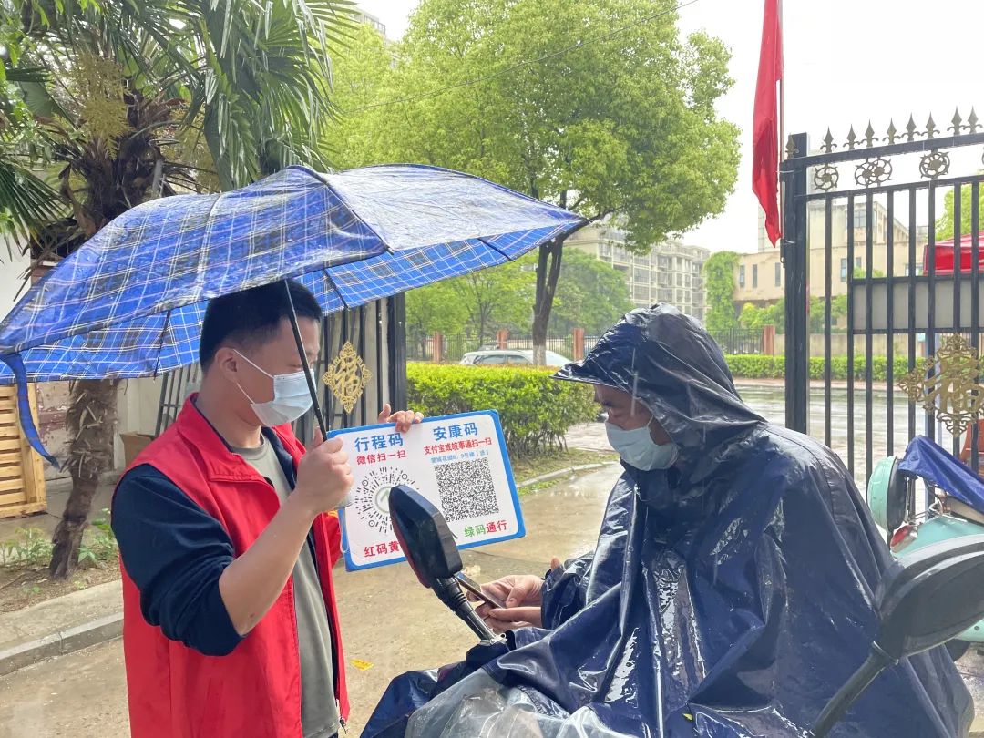 圖| 合肥市廬陽區菸草專賣局下沉志願者時可在桃花路防疫卡點,為進入