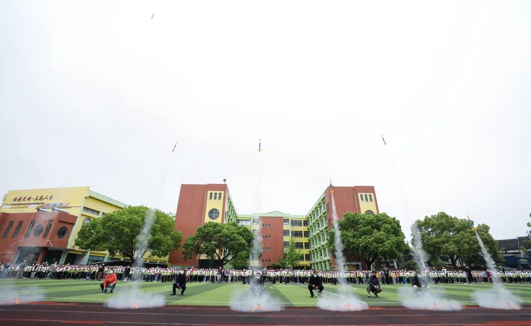 筑梦航天共赴星辰嘉兴市光明小学举办第十八届科技节暨第二届校园航天
