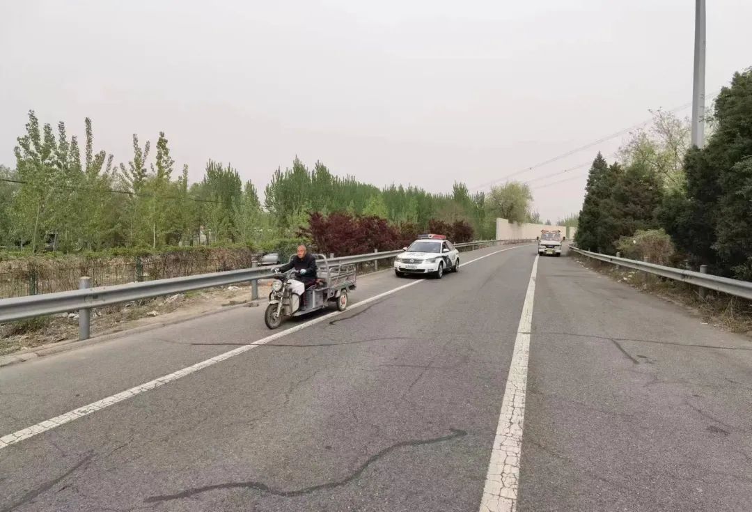 81岁老人买饲料误入高速逆行！高速公路行人上路隐患有多大？