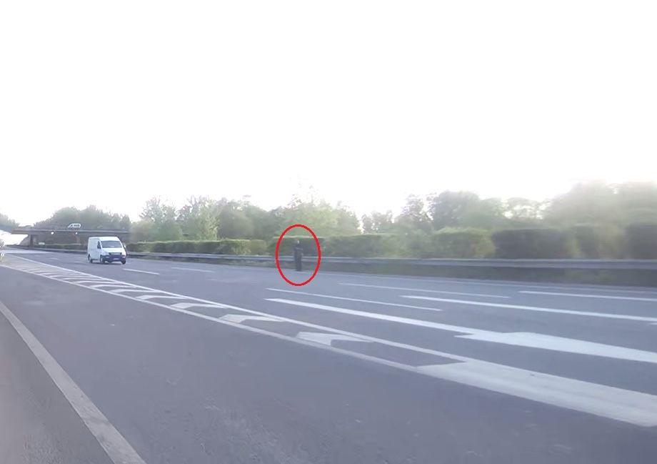 高速公路行人违法_老人误入高速路_湖南7名行人在高速应急车道行走