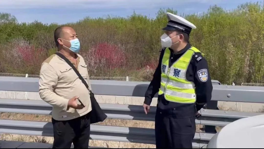 高速公路行人违法_老人误入高速路_湖南7名行人在高速应急车道行走