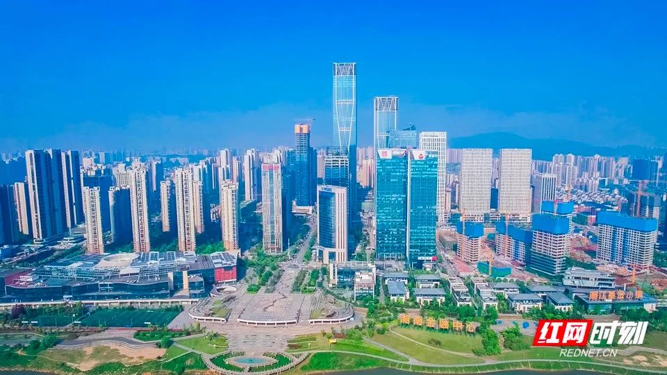 湘江奔涌,日夜不息.高楼林立的湖南金融中心,正在时代的浪头奋勇向前.