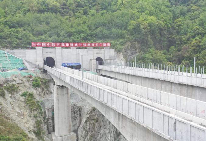 成兰铁路跃龙门隧道全隧贯通