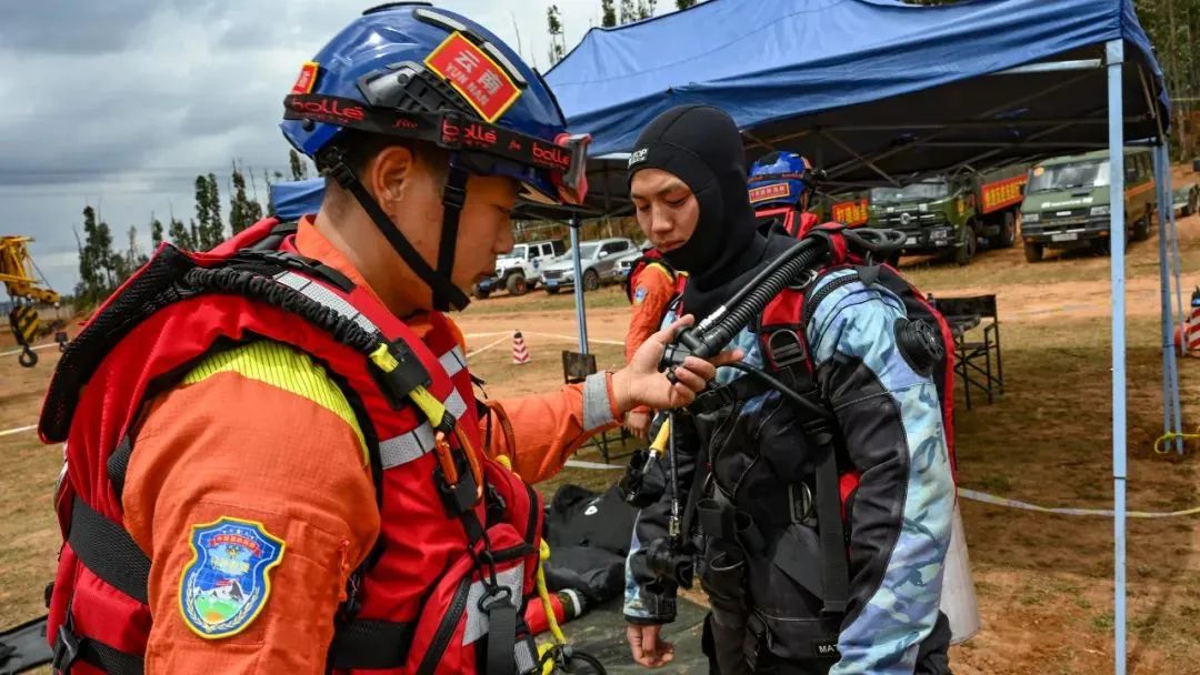 雲南省森林消防總隊特勤大隊與藍天救援隊在陌生水域聯演聯訓提升綜合