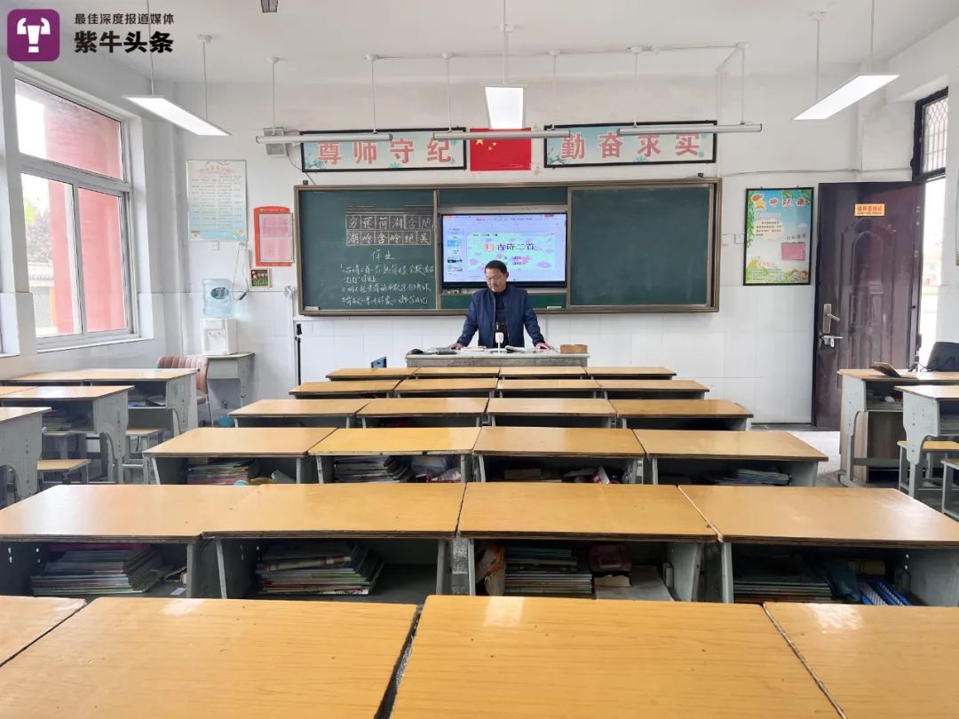 空荡荡的教室里没有学生,但张老师热情不减