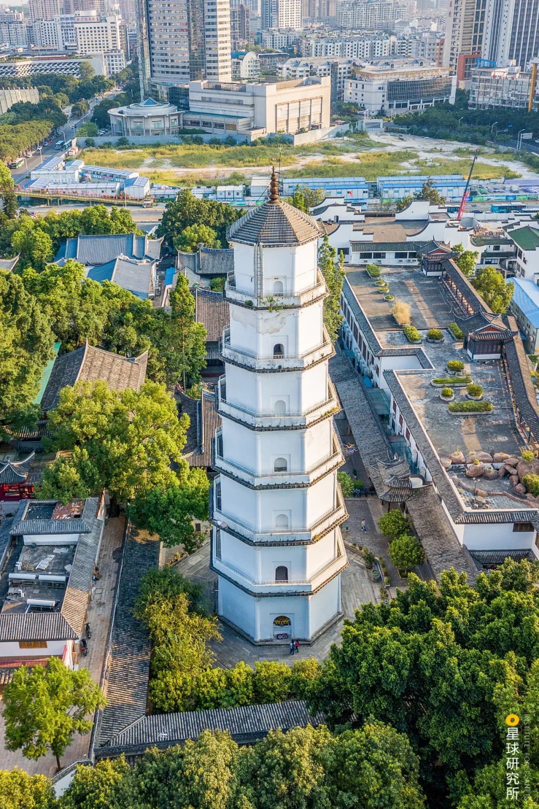 的城市名片乌山的"乌塔",于山的"白塔"加之逐渐被纳入城区周围的屏山