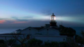 花鸟岛的夜晚，他拍了3000多张灯塔之光