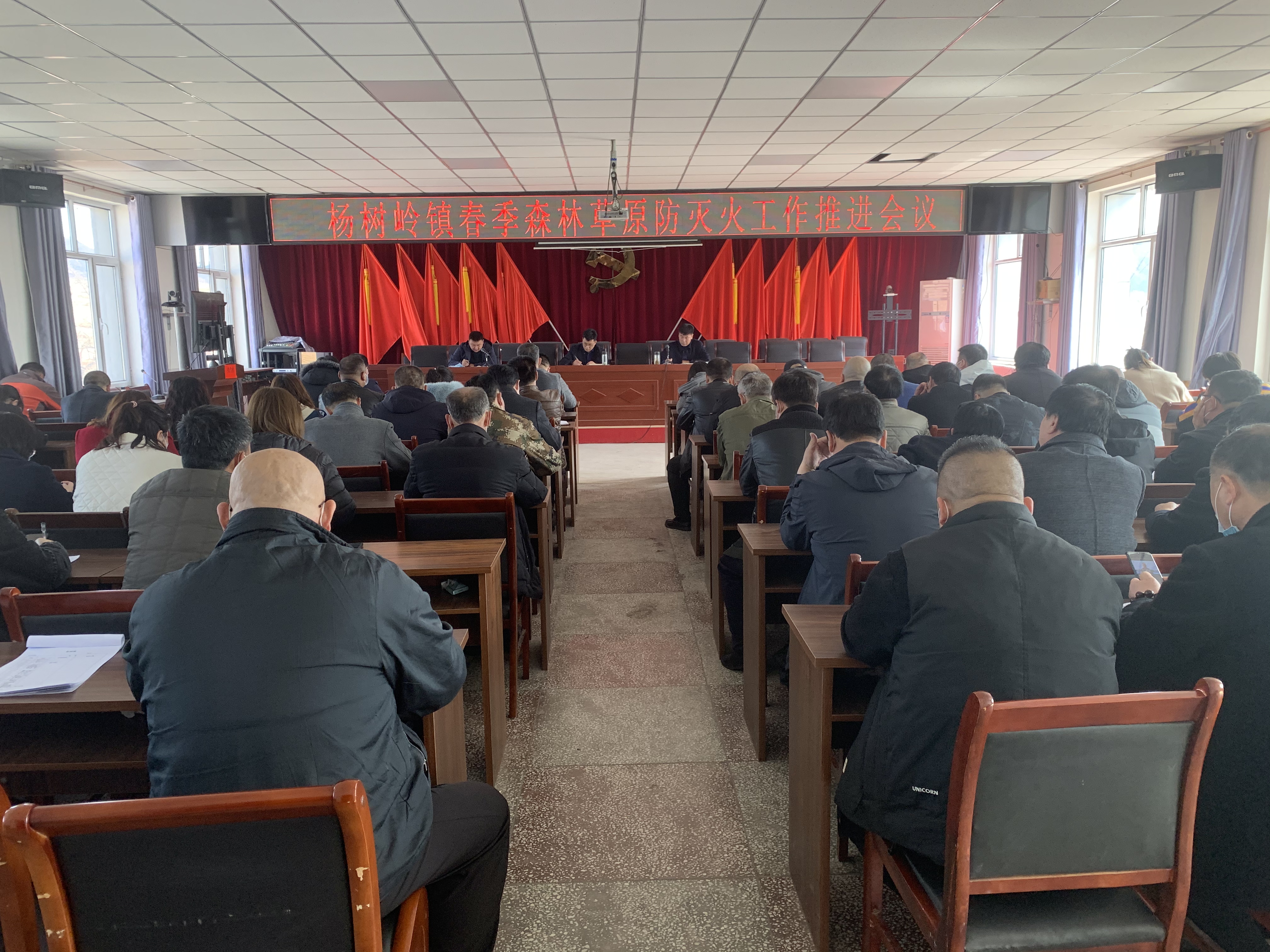 杨树岭镇三坚持三强化防火护林守青山