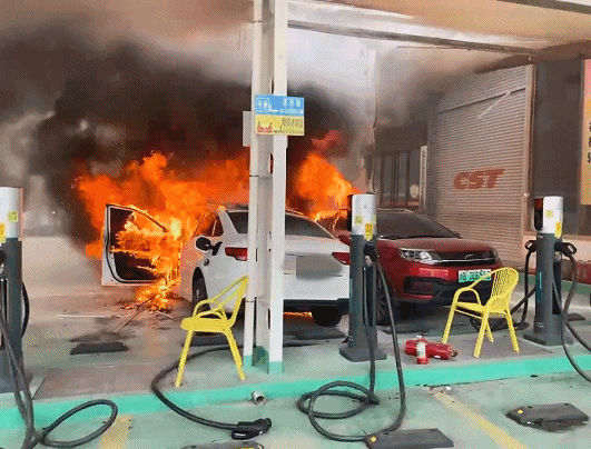 惊险一幕新能源汽车充电时突然起火