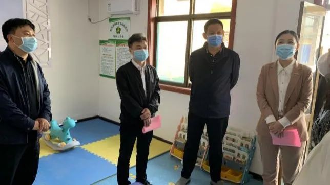 乔晓辉,李占鳌一行实地查看了乡村家庭教育服务站点建设情况,认真查阅