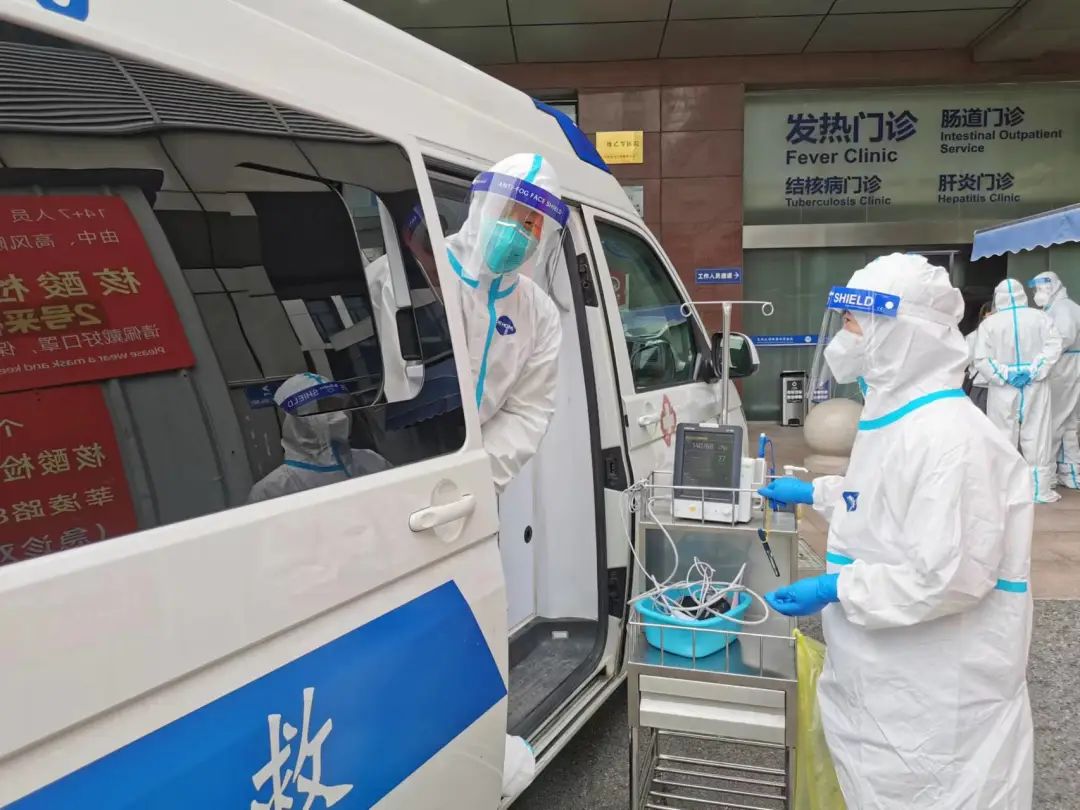 外国声援中国抗疫图片_人类抗疫全记录_探访李玟生前救治医院
