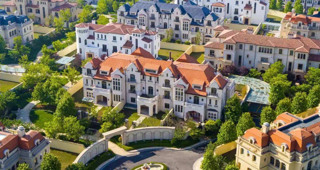 在半岛美庐 聆听生活慢时光清晨睡醒推开卧室的门在私家庭院的草坪上