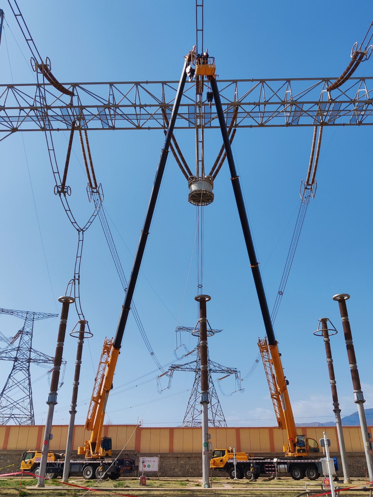 挂在变电站线路出口上的阻波器,是一种早期线路保护,通讯装置.