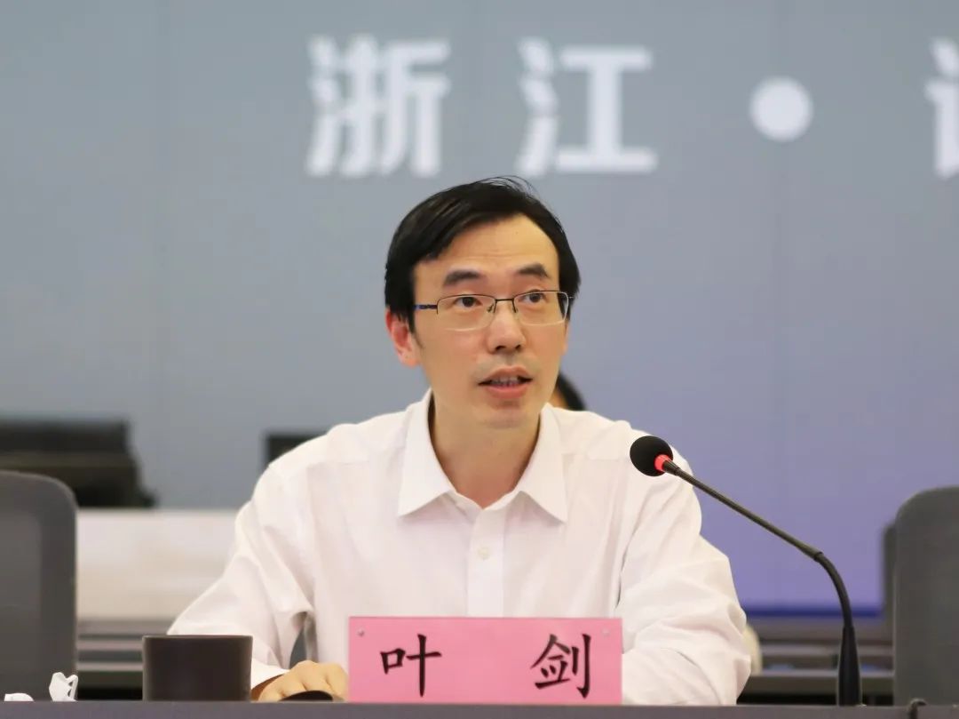 主任余洪来,嵊州法院政治部主任丁海江,诸暨法院副院长叶剑作交流发言