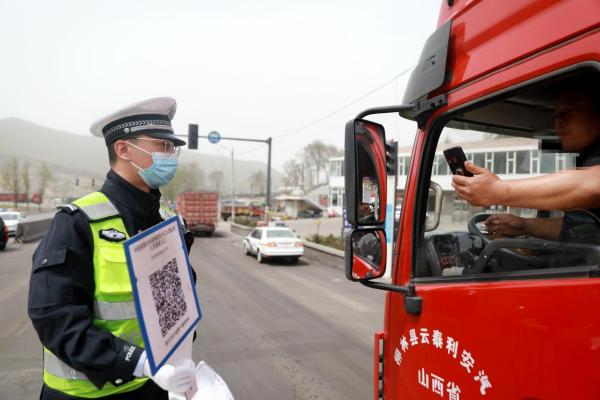 统计过往车流量……这是中阳县公安局交警大队枝柯中队辅警马云飞,在