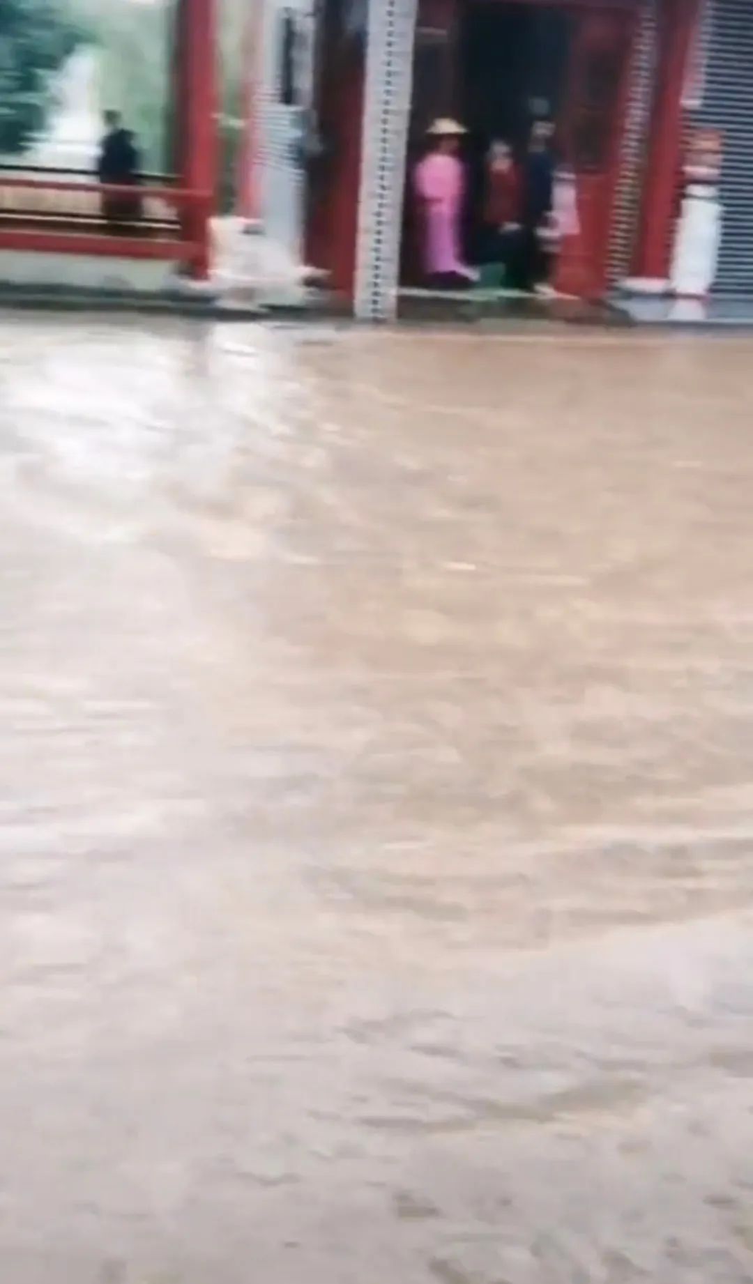 天上下雨,门囗成河!商家:水漫店铺让人愁_澎湃号·政务_澎湃新闻-The Paper