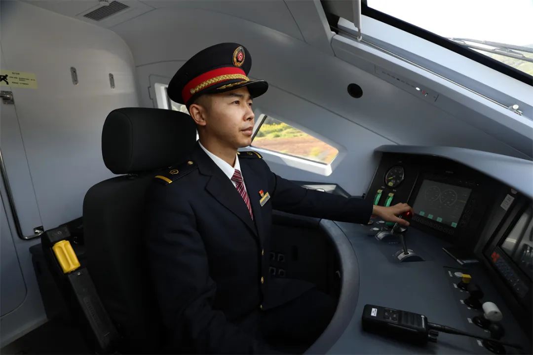 中老铁路首发司机胡坚护送万千旅客平安出行