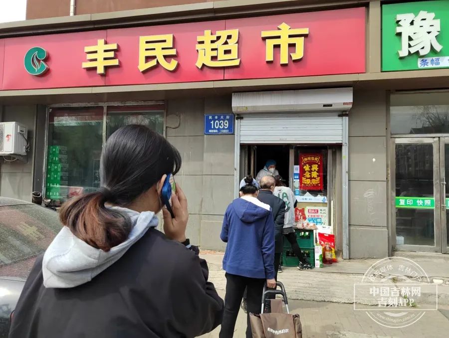 特别聚焦丨长春重启首日直击出入全凭证超市点着卖理发搬室外