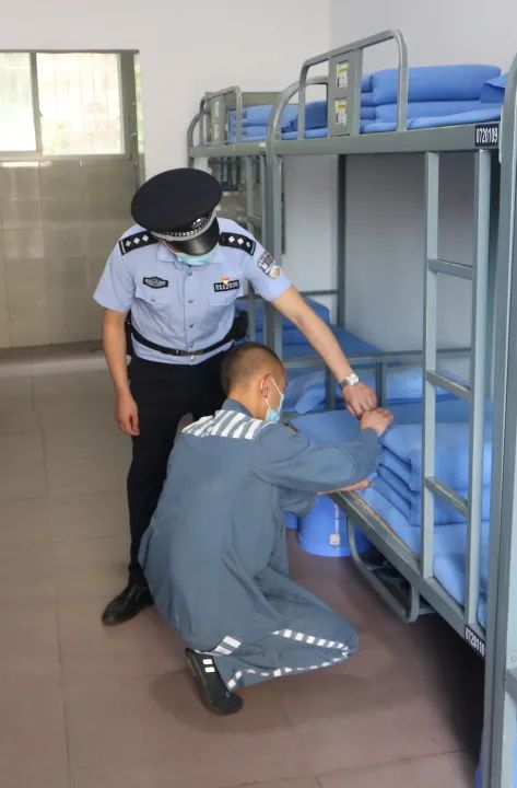 重点训练了队列动作,生活卫生整理,监规纪律和行为规范背诵,广播体操