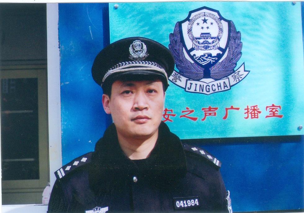 四此外,他积极策划推动成立了"蒲黄榆第二社区警校",创建了"警政文化