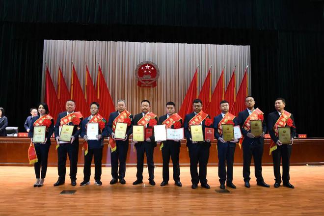 劳动模范个人和2021年"定襄工匠"年度人物进行了表彰,与会县领导为