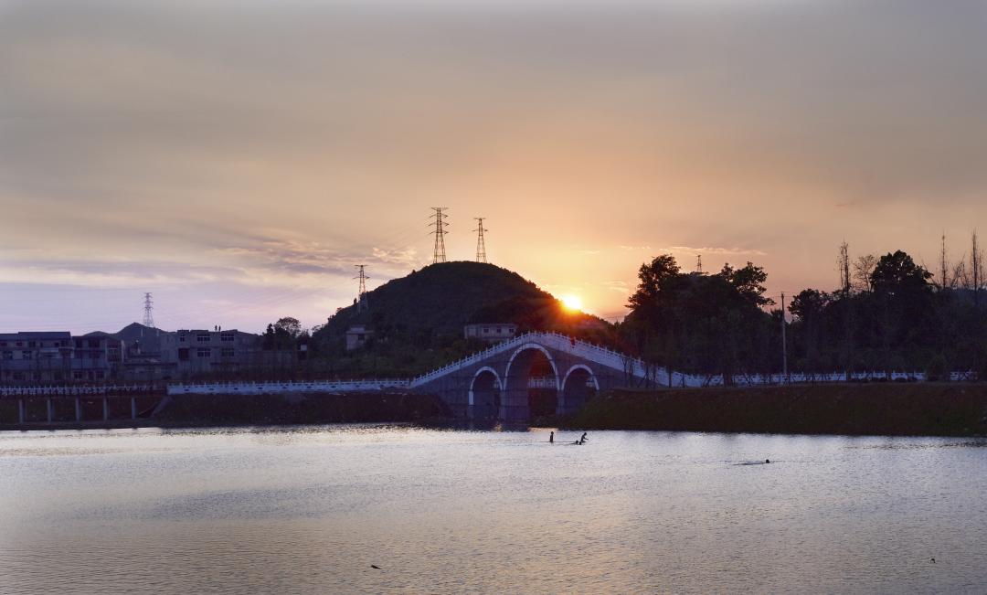 安顺市镇宁自治县环翠街道五兴社区:位于镇宁县城北,省级生态体育公园