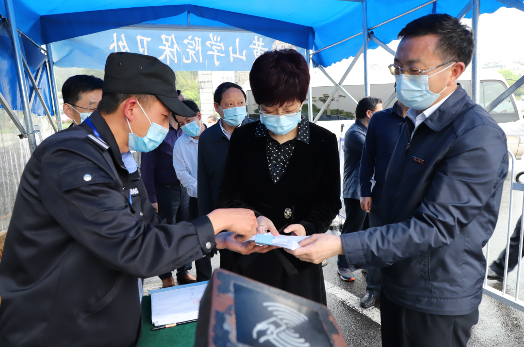 4月28日下午,市委書記凌雲赴屯溪四中,屯溪一中,黃山學院,黃山職業