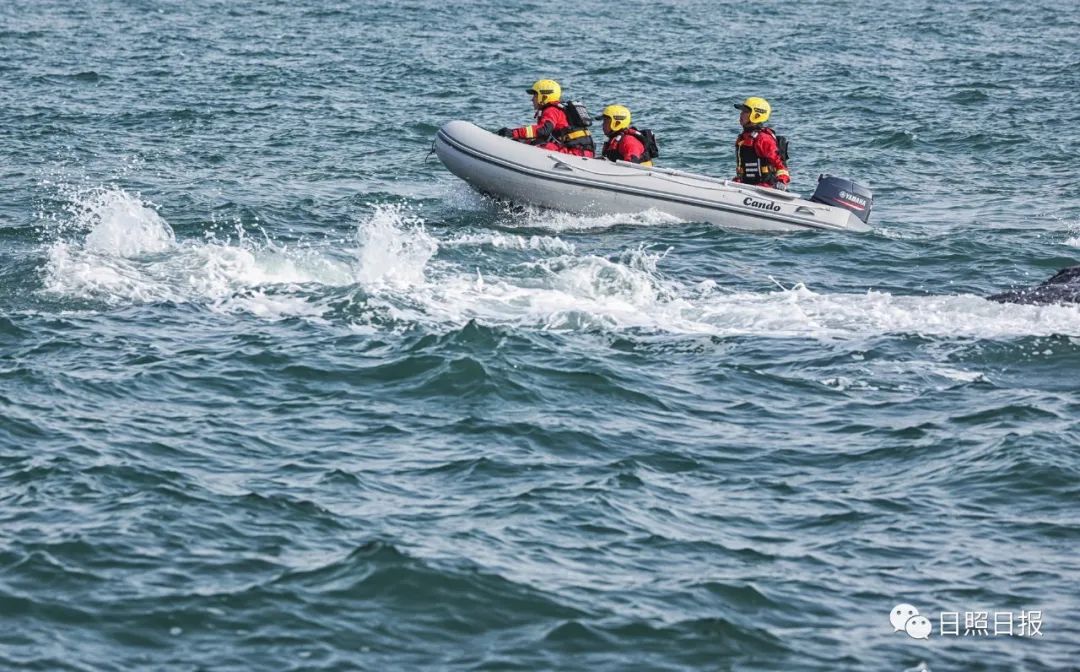 在海上劈波逐浪正驾驶一艘艘救援冲锋舟身着红色激流救生衣的消防员们
