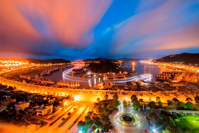 石浦是中国历史文化名镇,石浦海域地处舟山渔场,大目洋,猫头洋和渔山