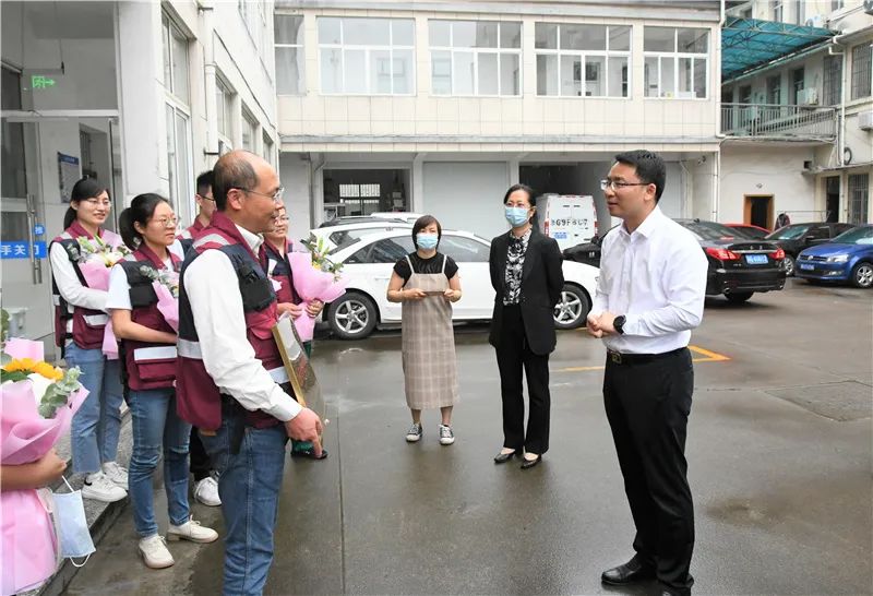 28日,县委书记帅朝晖,县委常委,组织部长吕霞,县委常委,副县长朱洪军