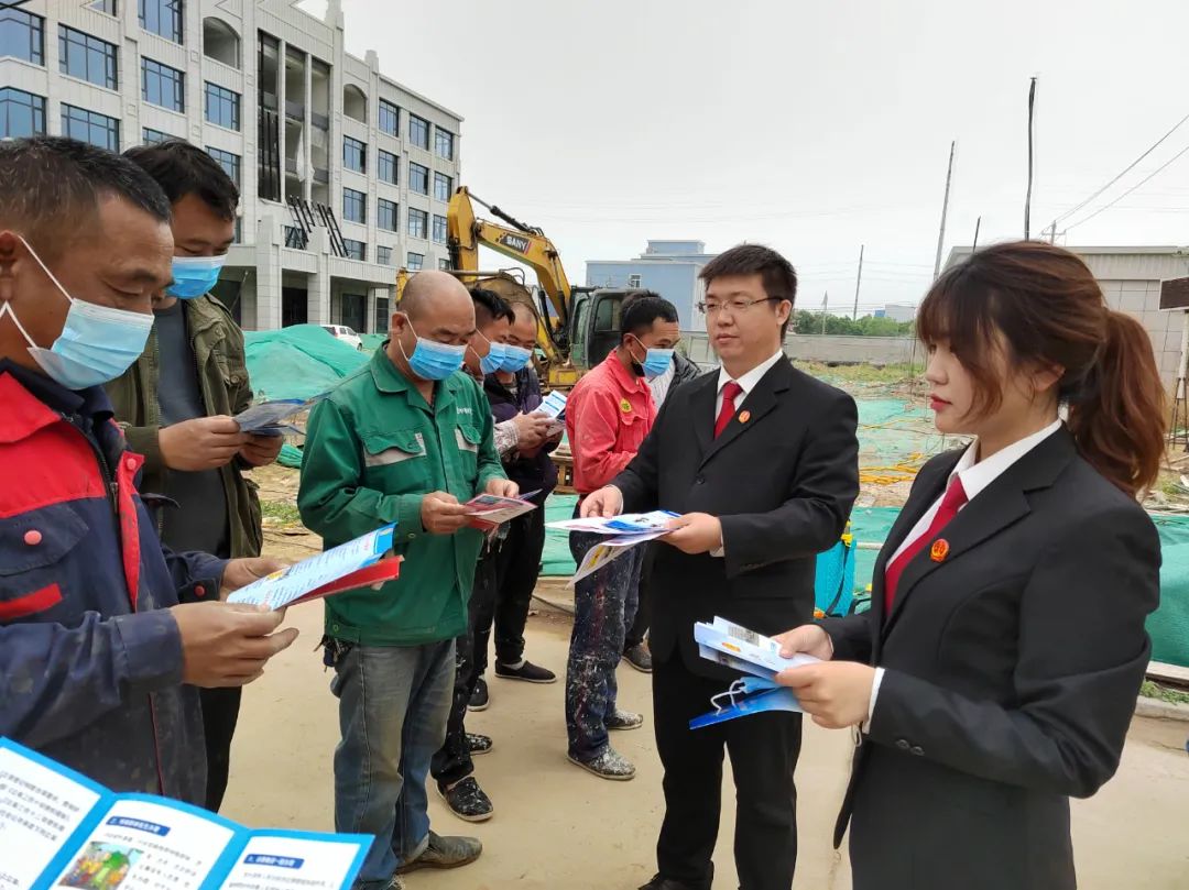 清河法院开展五一劳动节普法宣传活动