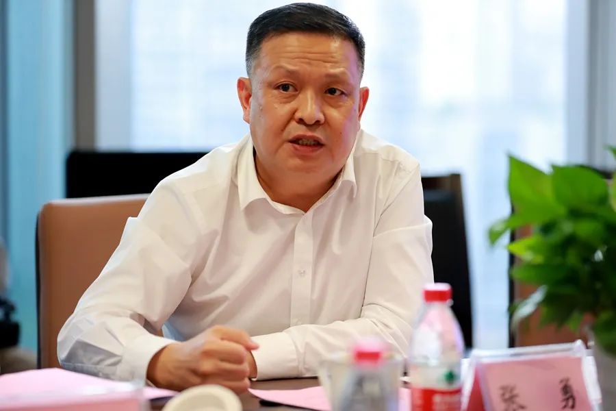 卢君院长樊非院长拜访全国人大代表并调研西部金融法律服务中心