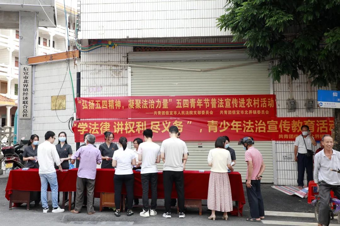 活动中,青年干警迅速设置好法律咨询台,悬挂横幅标语,通过面对面交流