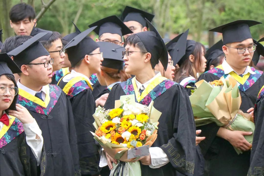 拍毕业照只需要四秒,定格的却是四年