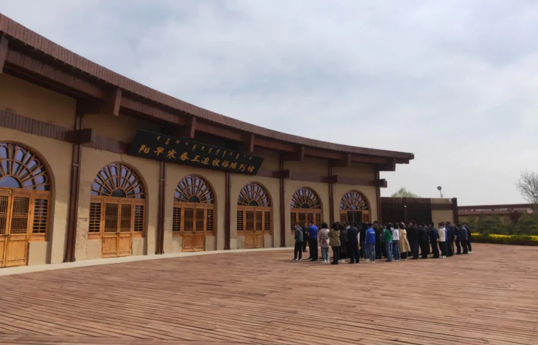 期间,学员们前往延安民族学院城川纪念馆,阳早寒春三边牧场陈列馆进行