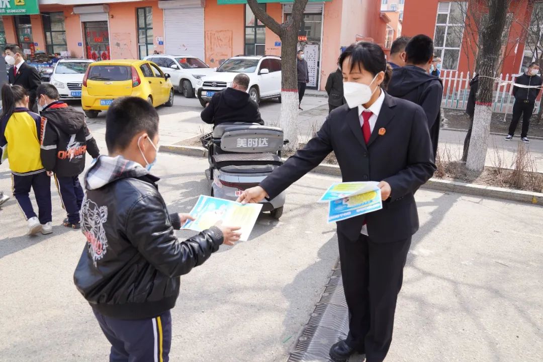孙吴法院爱辉法院全市法院通过集中学习,悬挂宣传条幅,宣讲相关法律