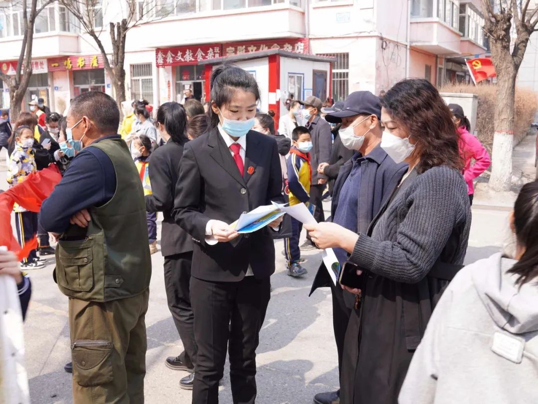 孙吴法院爱辉法院全市法院通过集中学习,悬挂宣传条幅,宣讲相关法律
