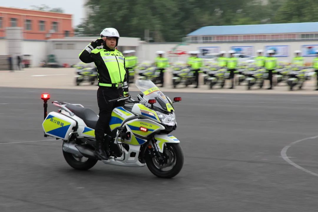 交警铁骑装备图片