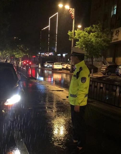 交警正能量雨夜路滑小轎車撞上護欄巡邏交警及時救助