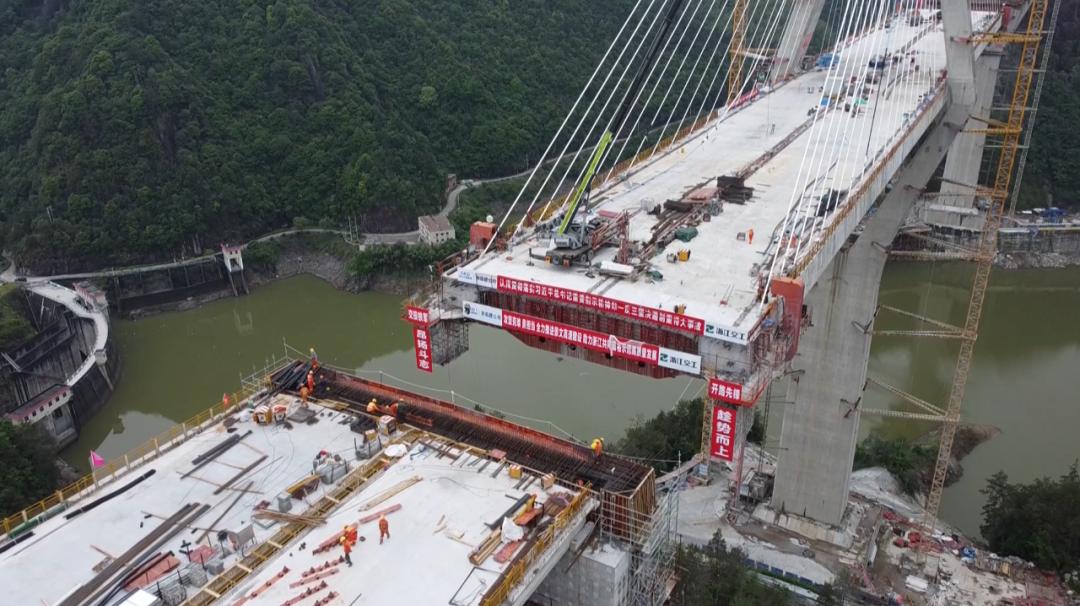 "杨启彪表示,现在桥梁即将合龙,能参与到这么大的项目里感觉非常自豪.