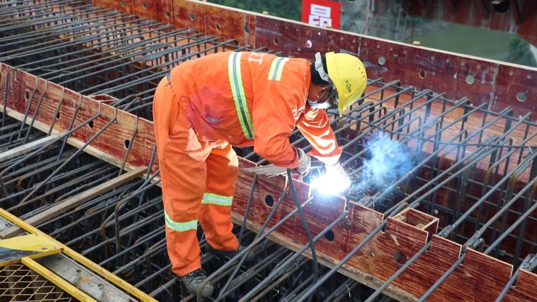 "杨启彪表示,现在桥梁即将合龙,能参与到这么大的项目里感觉非常自豪.