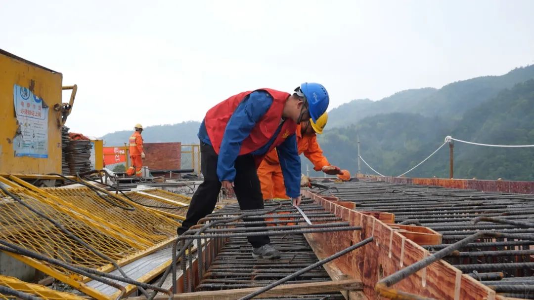 杨启彪说,今年以来,大家一直在坚守岗位,尽快地把桥梁在6月底之前合龙