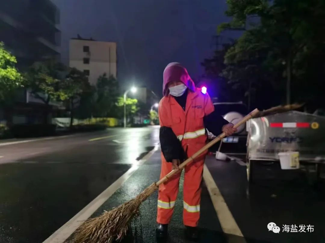 凌晨三點多,在武原街道棗園路上,環衛工人祝明華帶上