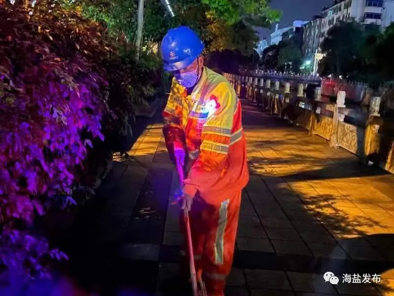 爆闪肩灯守护环卫工人安全