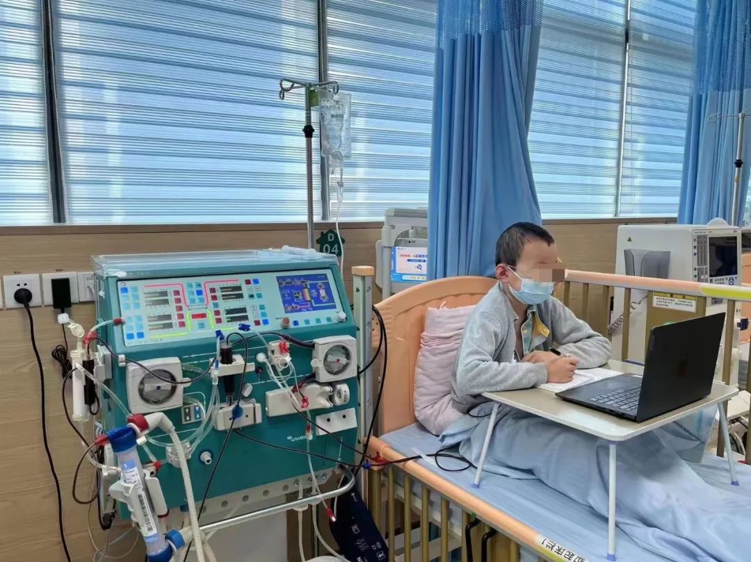 因为儿童血液透析仪器不同于成人,沈茜主任先后紧急联系了多家医院