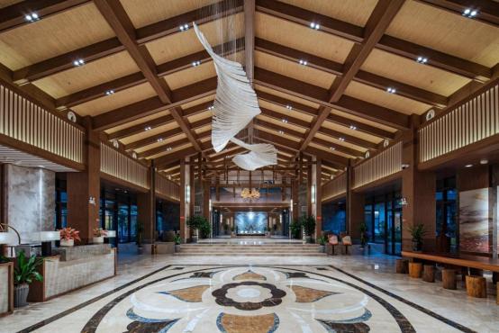 西畴隆兴山居酒店位于文山州西畴县城郊区,远离了城市的喧嚣,处于层峦