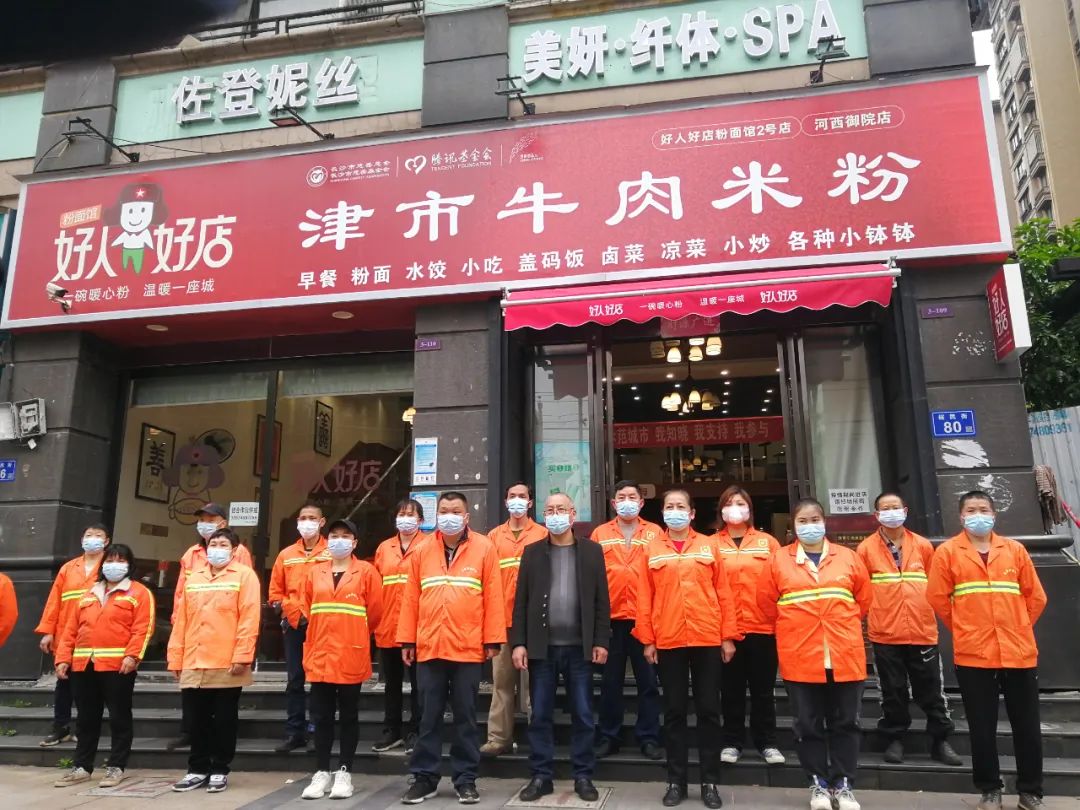 六年前,老家常德的周華攜家帶口來到白鶴咀社區,盤下店面,開始了創業