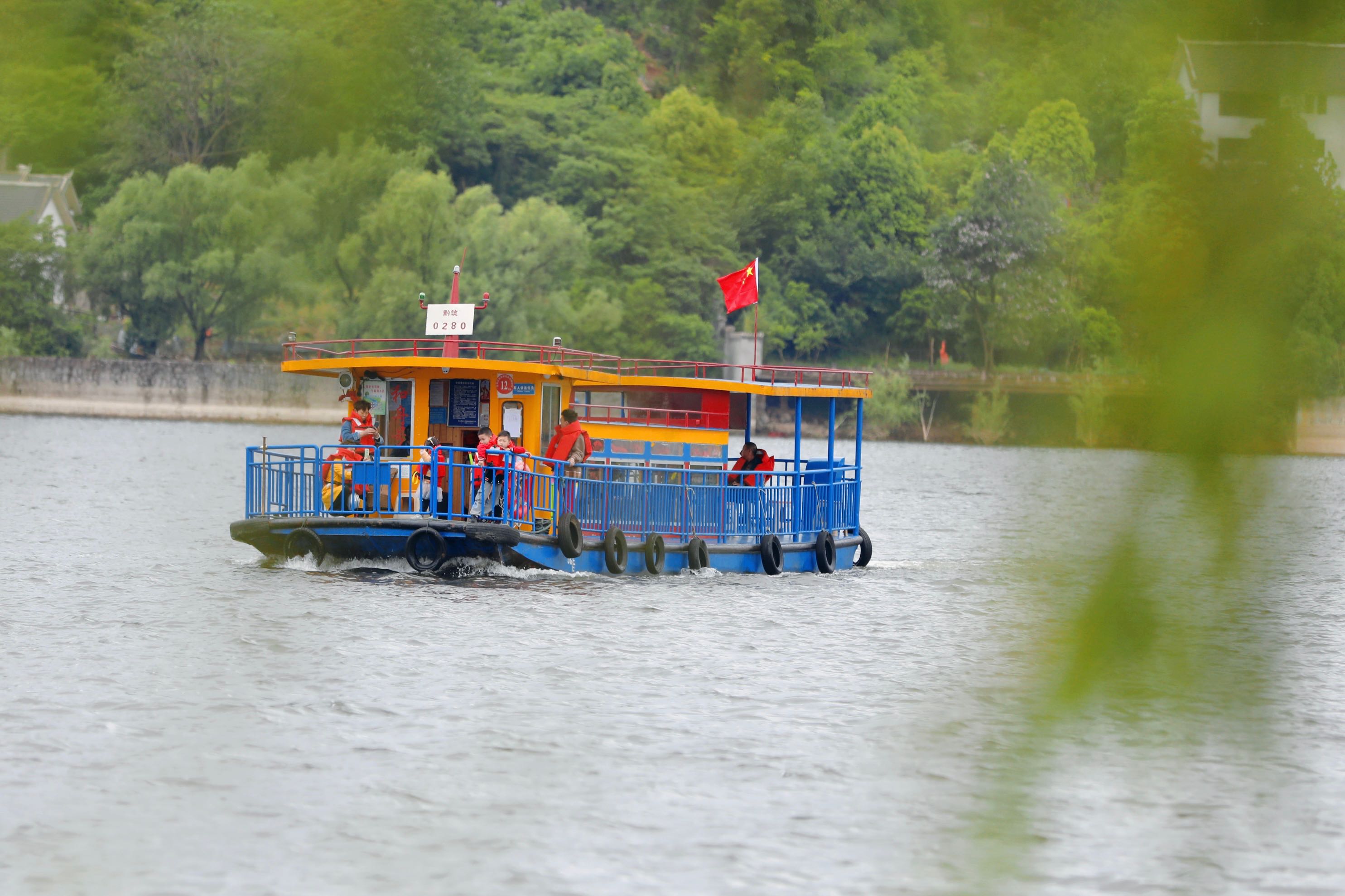 乘游船赏美景品美味五一游客点赞观山湖区自然好风光
